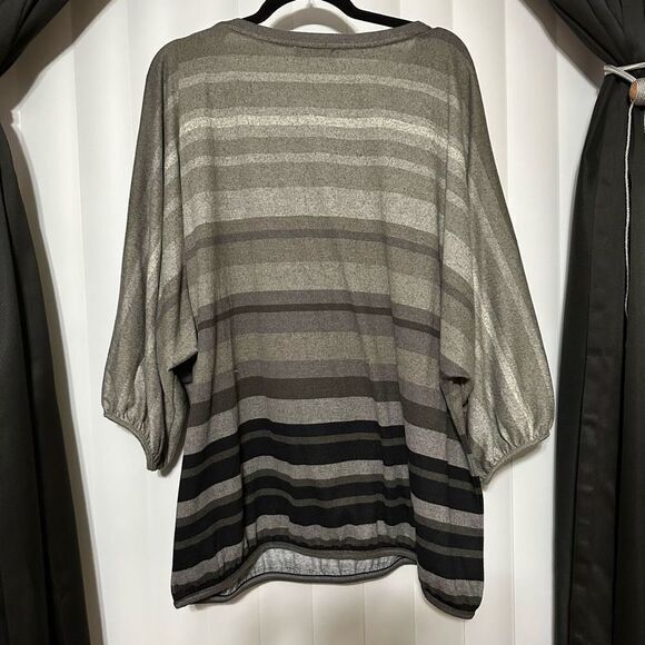 The Muses Lounge gray blouse with bat wings sleeves - Picture 5 of 5